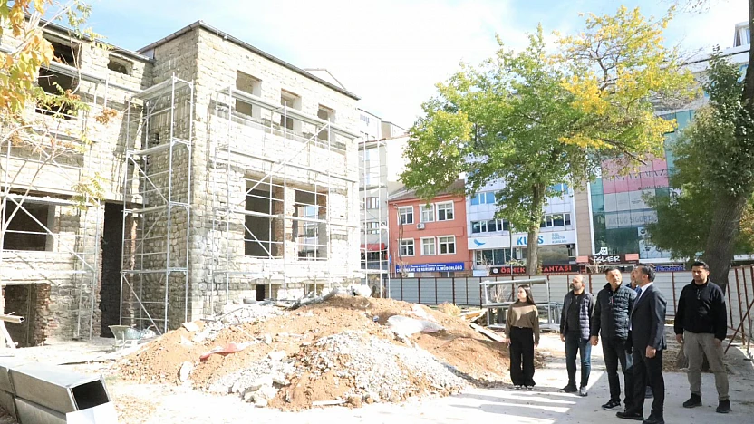 Başkan Şerifoğulları, Tarihi Öğretmenevinde çalışmaları inceledi