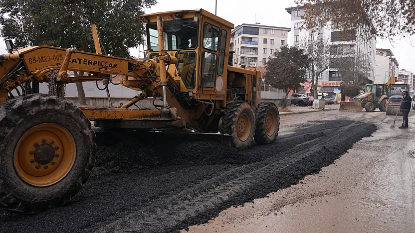 Elazığ Belediyesi, cadde ve sokaklarda asfalt yama çalışması başlattı