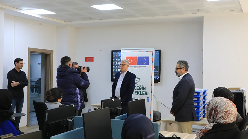 Elazığ Belediyesi Dijital Gençlik Merkezi'nde eğitimler sürüyor