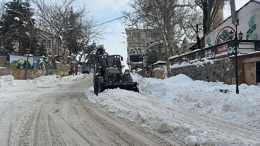 Elazığ Belediyesi'nden Harput'ta kar temizliği
