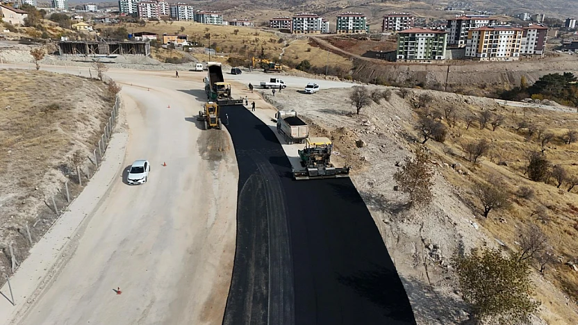 Elazığ Belediyesi'nin yürüttüğü yol yenileme çalışmaları devam ediyor