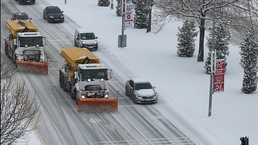 Elazığ Belediyesi tuzlama ve solüsyon çalışmalarını sürdürüyor