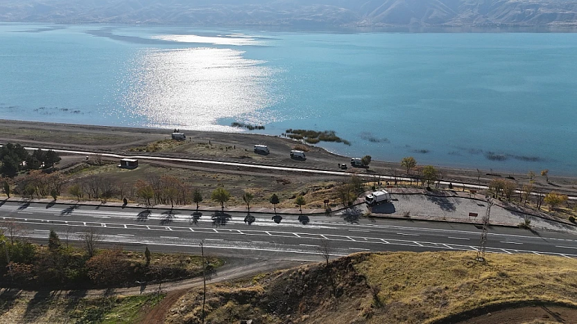 Hazar Gölü'nde temizlik çalışmaları aralıksız sürüyor