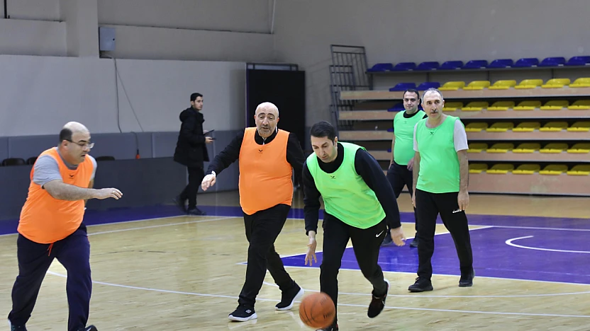 İl protokolü basketbol maçında karşı karşıya geldi