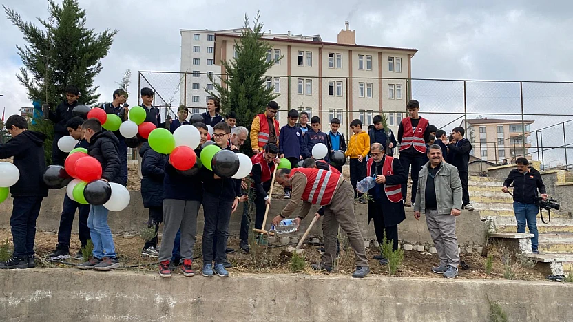 ÖNDER'den 'Türkiye Yeşeriyor, Gazze Güçleniyor' projesi kapsamında fidan dikimi