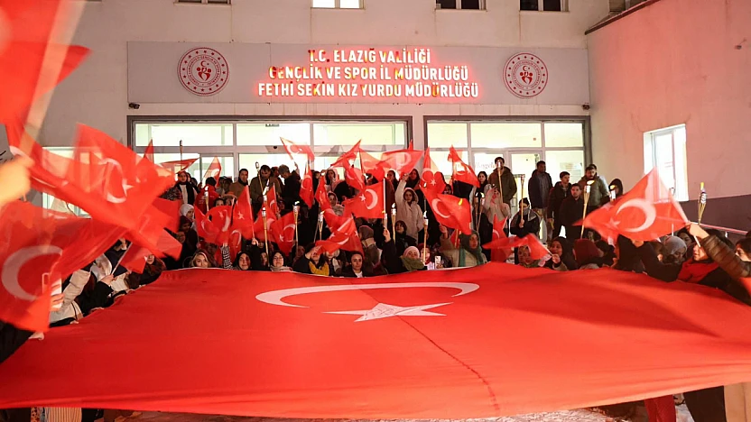 Şehit Fethi Sekin yurt öğrencilerinden bayrağa ve vatana sahip çıkış