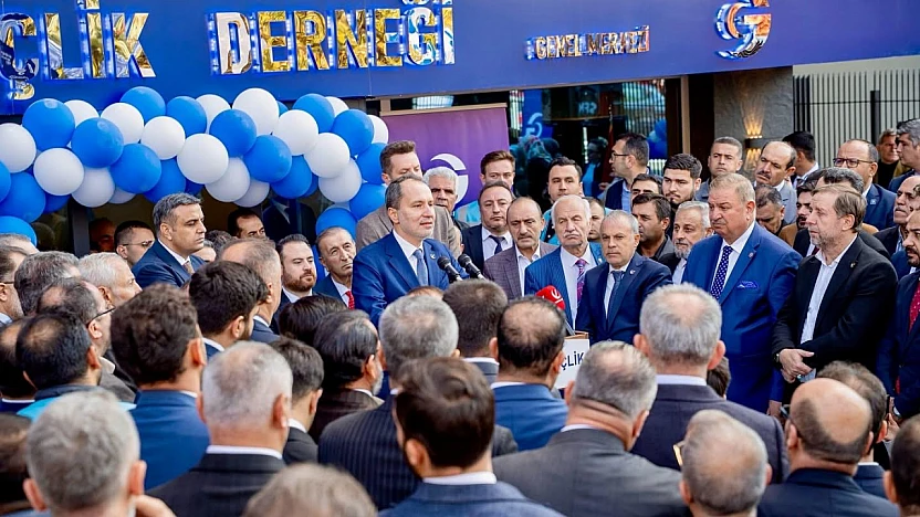 YRP Genel Başkanı Erbakan'dan MKYK üyesi Gül'e plaket