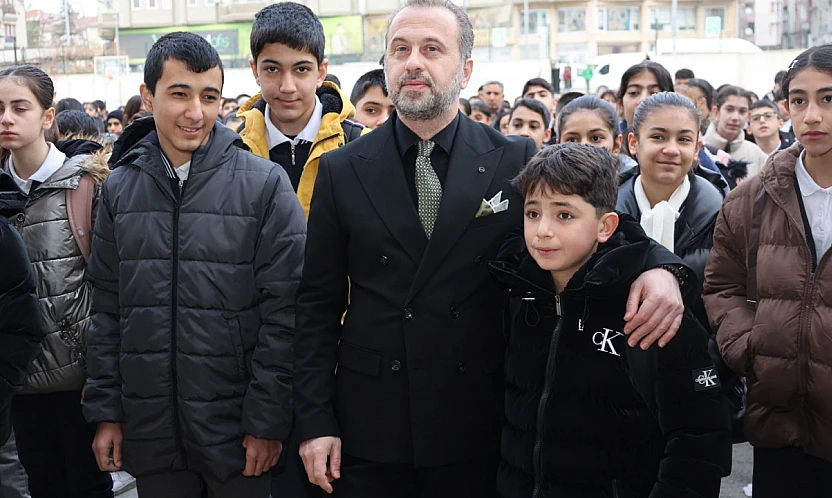 Deprem şehitleri tüm okullarda anıldı