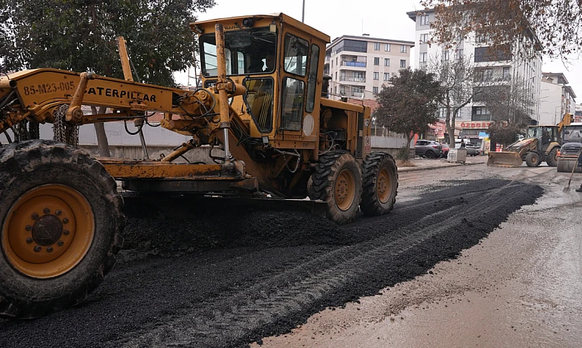 Elazığ Belediyesi, cadde ve sokaklarda asfalt yama çalışması başlattı