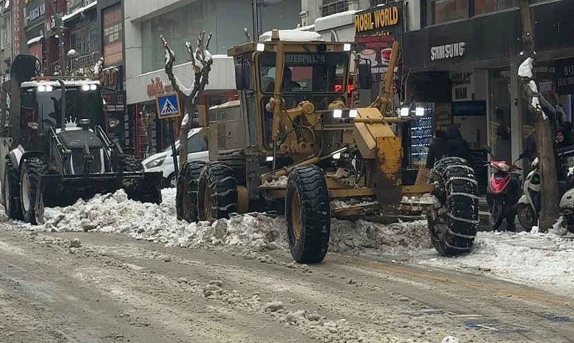 Elazığ Belediyesi karla mücadele ekipleri sahada