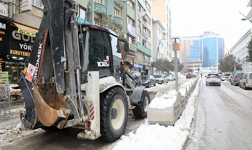 Elazığ Belediyesi'nden kar küreme ve temizlik çalışmaları