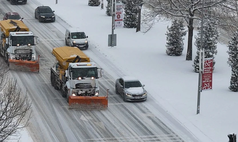 Elazığ Belediyesi tuzlama ve solüsyon çalışmalarını sürdürüyor