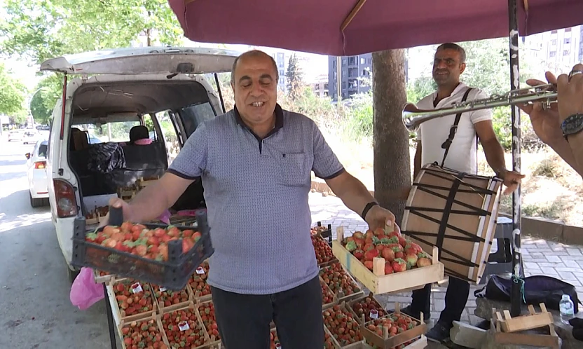 Elazığ'ın fenomen çilekçisi Deveci'den acı haber