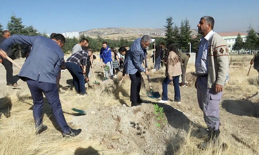 Fırat Üniversitesi öğrencilerinden fidan dikim etkinliği