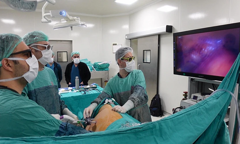 FÜ Hastanesinde 3 boyutlu cerrahi kursu düzenlendi