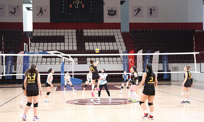 Genç Sultanlar Elazığ'da şampiyonluk için filede buluştu