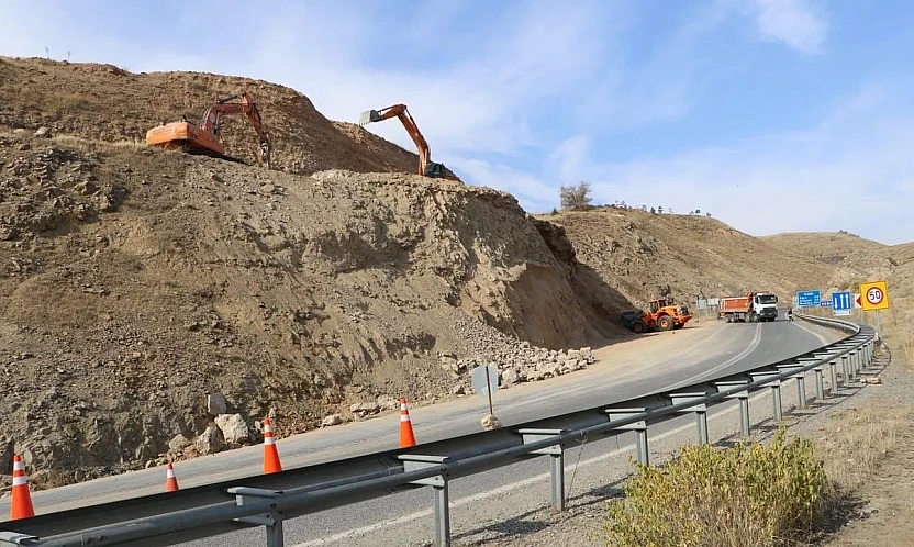Keban'da yol genişletme çalışmaları sürüyor