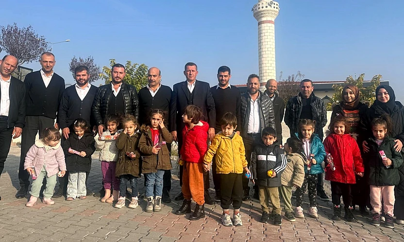 Minikler, şoförlerin gününü kutladı