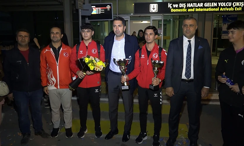 Şampiyonlar havalimanında karşılandı