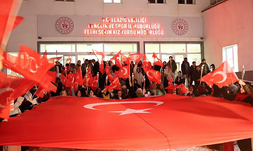 Şehit Fethi Sekin yurt öğrencilerinden bayrağa ve vatana sahip çıkış