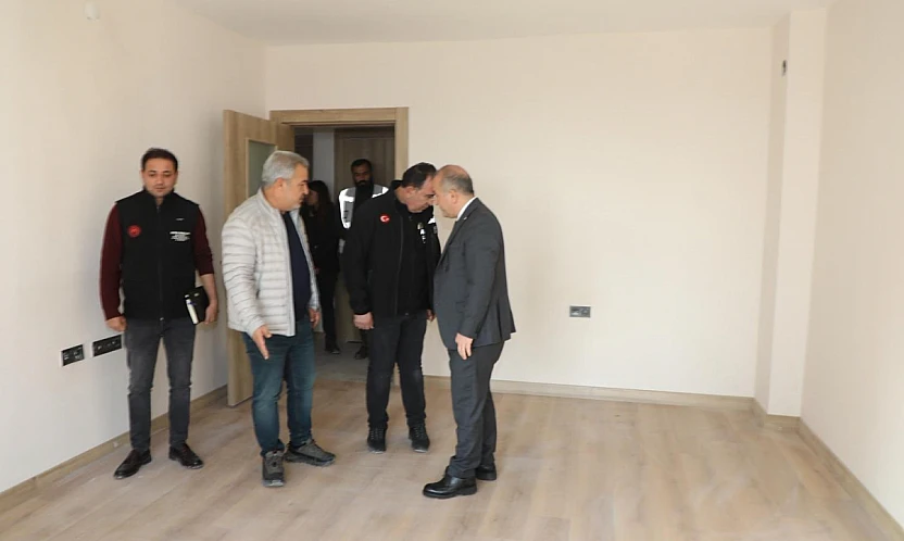 Vali Hatipoğlu, Zafran 3. Etap TOKİ şantiyesinde incelemelerde bulundu