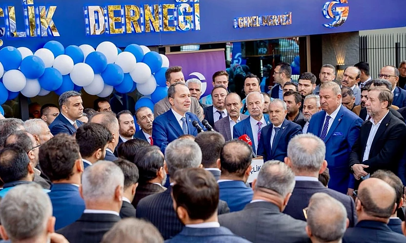 YRP Genel Başkanı Erbakan'dan MKYK üyesi Gül'e plaket