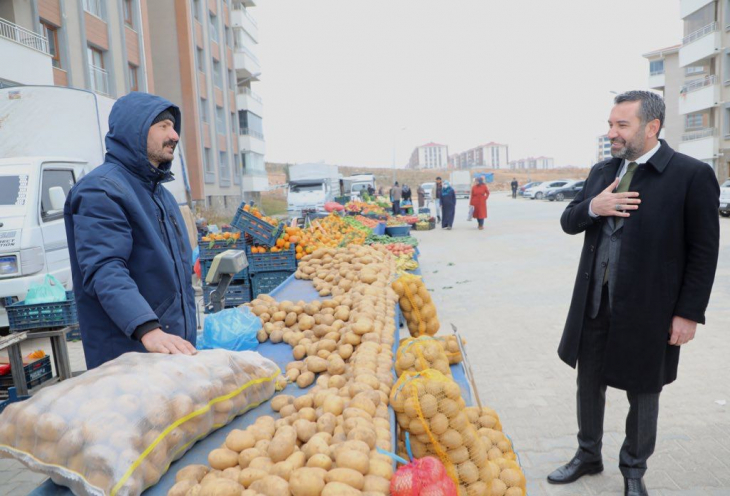 Başkan Şerifoğulları, pazar esnafını ziyaret etti