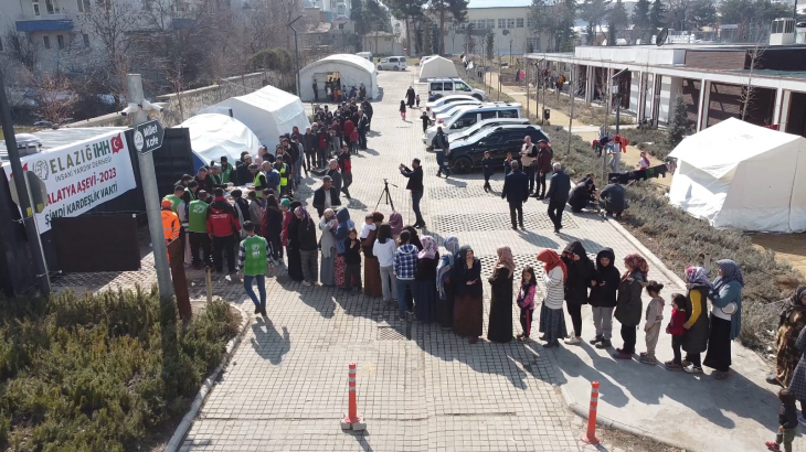 İHH'dan depremzedelere sıcak yemek ve sosyal yardımlar 