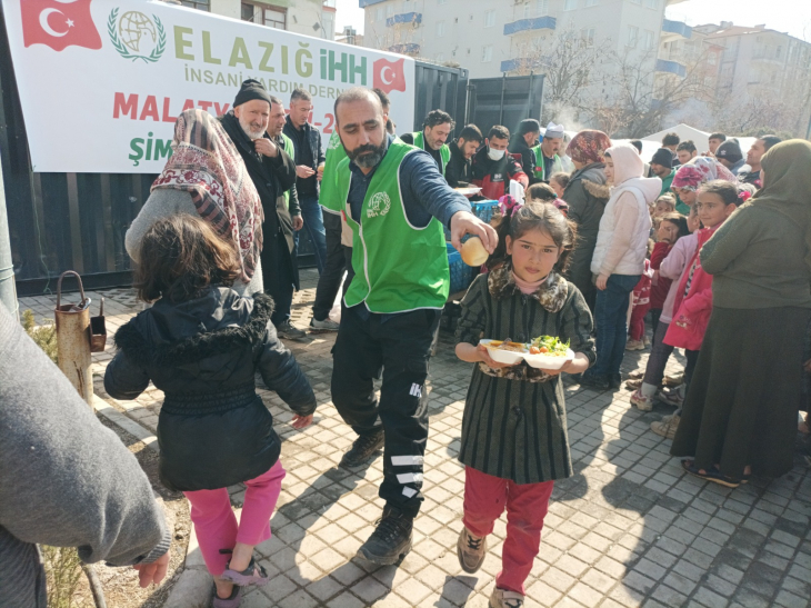 İHH'dan depremzedelere sıcak yemek ve sosyal yardımlar 