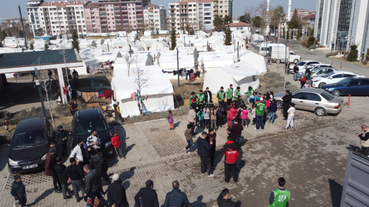 İHH'dan depremzedelere sıcak yemek ve sosyal yardımlar 