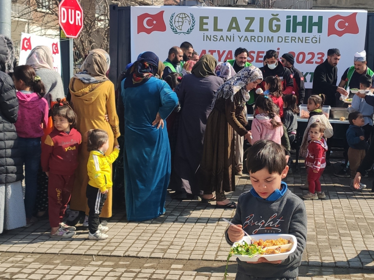 İHH'dan depremzedelere sıcak yemek ve sosyal yardımlar 