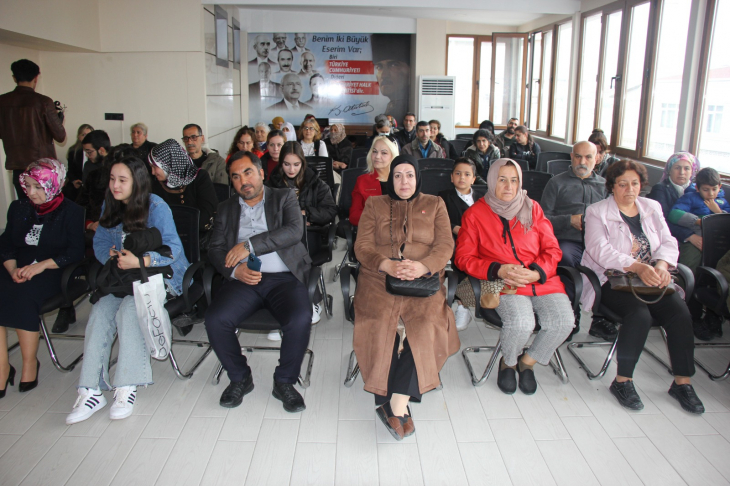 CHP'ye katılan yeni üyelere rozetleri takıldı