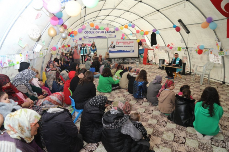 Elazığ Belediyesi depremzede kadınları yalnız bırakmadı 