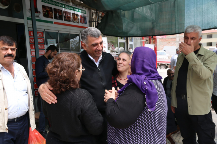 CHP'li Erol pazarda vatandaş ve esnafı dinledi 