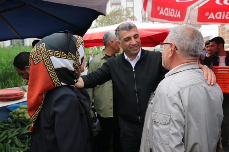 CHP'li Erol pazarda vatandaş ve esnafı dinledi 