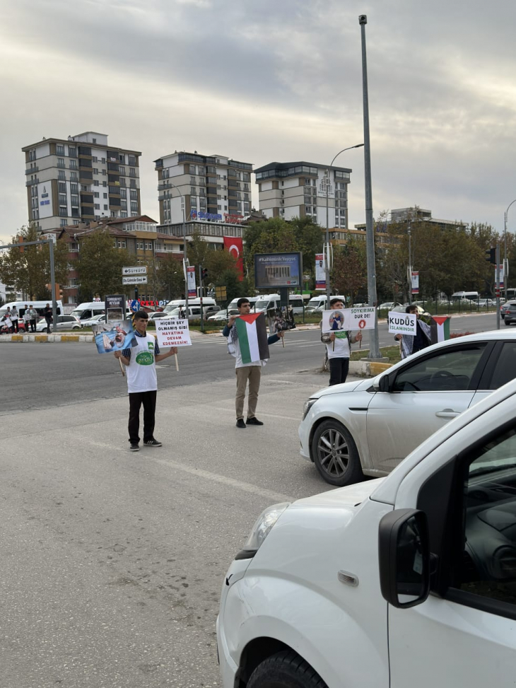 HÜDAPAR'lı gençler farkındalık için trafiğe çıktı 